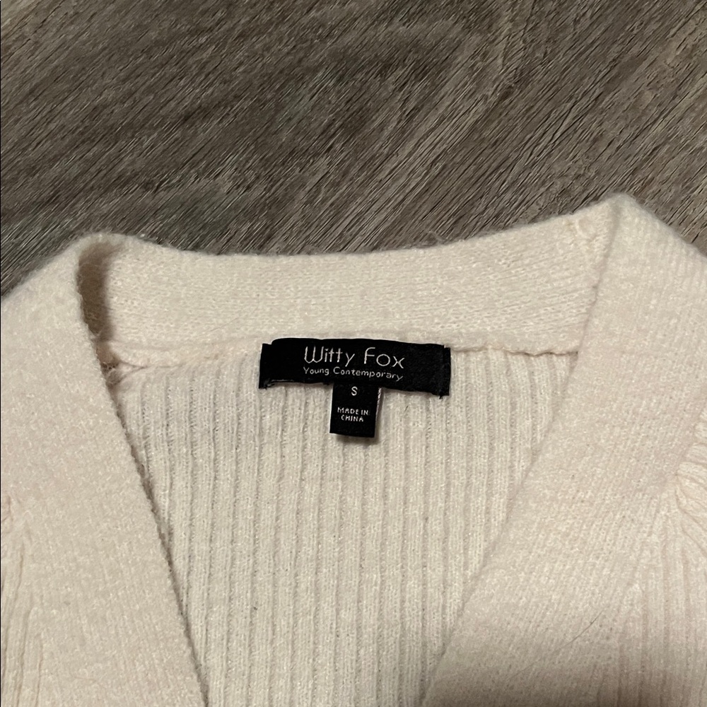 Elegant Cream Cardigan with Heart Buttons - Picture 2 of 8